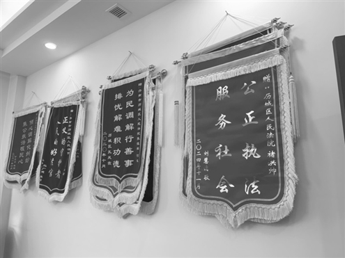 鲍山法庭面对民生案件,坚持多问一句、多想一层、多做一步,收到当事人送来的多面锦旗